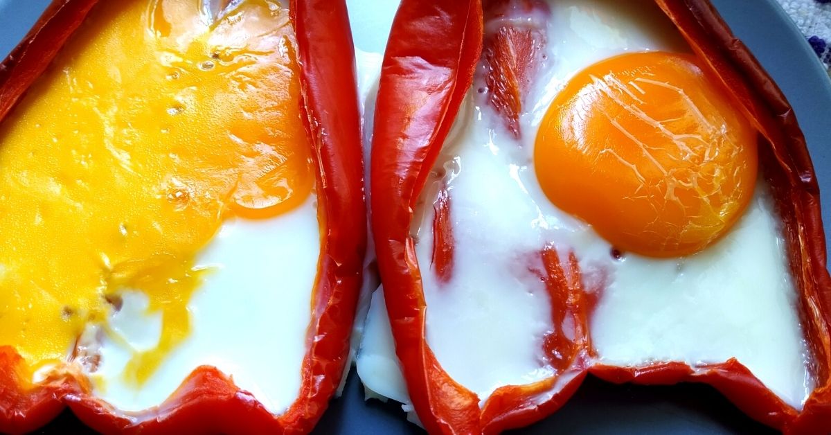 Grilled peppers with egg 